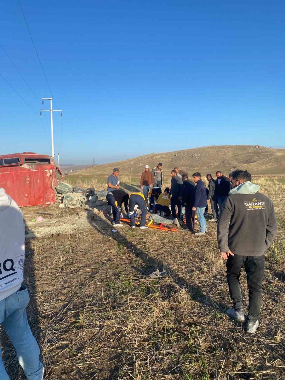 Taş İşçilerini Taşıyan Minibüs Devrildi: 6 Kişi Yaralandı