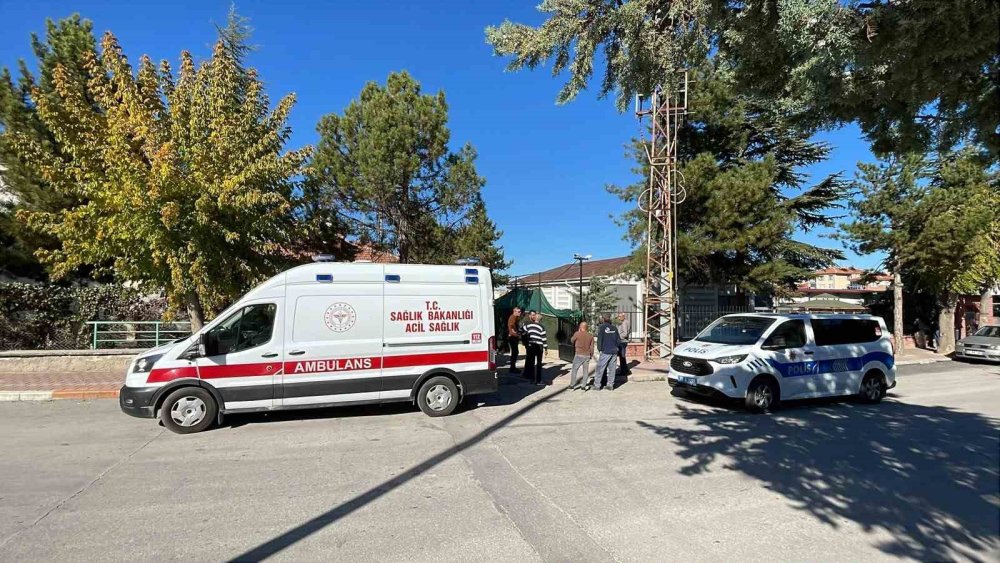 Çatı tamiri yapan işçi 3 metreden düştü