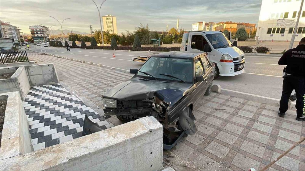 Karaman’da otomobil beton duvara çarptı: 1 yaralı
