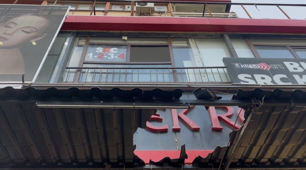 Kediyi kurtarmak isterken yere çakıldı