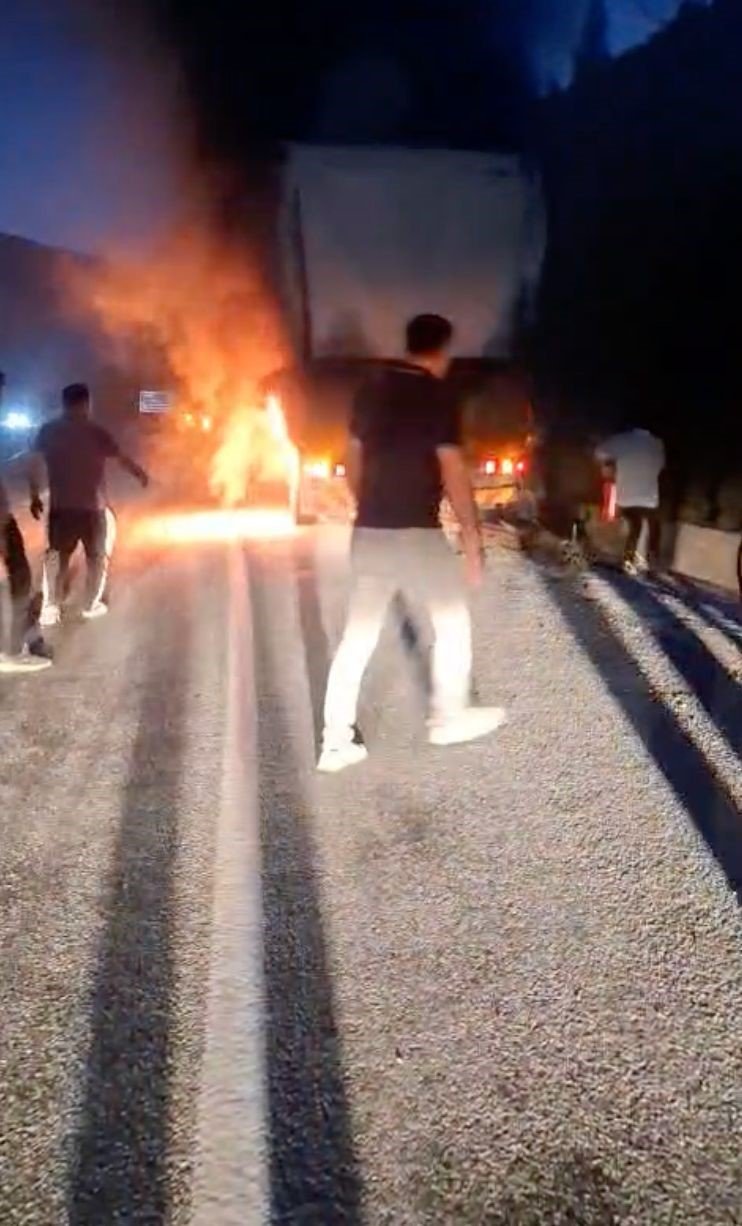 Isınan balatalar önce lastikleri sonra kamyonu yaktı