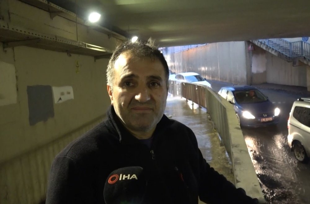 Alt geçidi su bastı, sürücü ve kızı mahsur kaldı