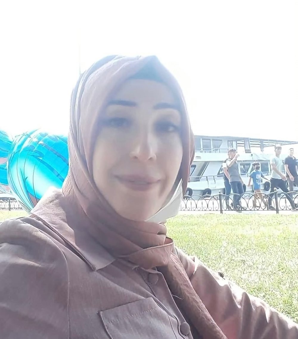 Çocuklarını kenara itti, minibüsün altında can verdi