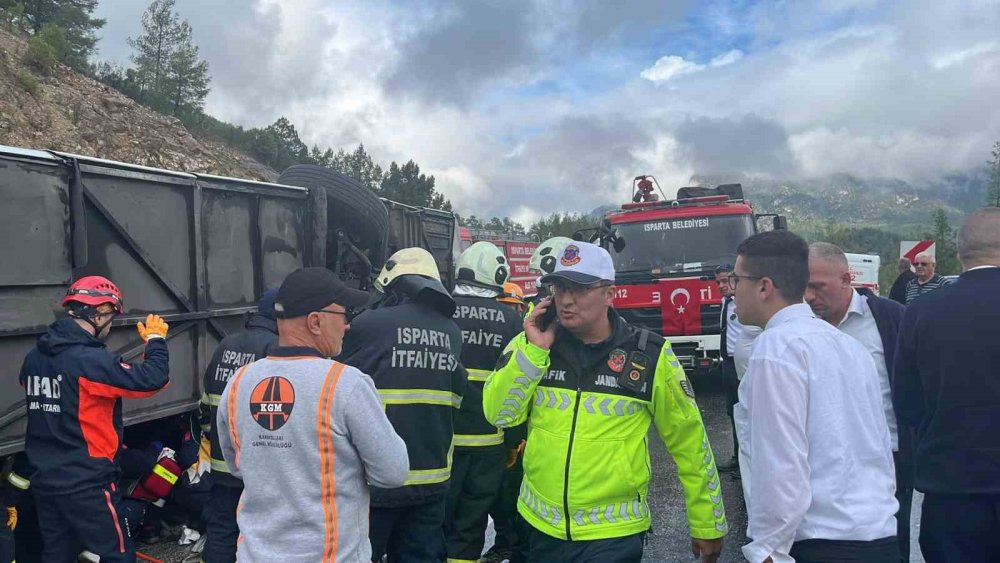 Isparta-Antalya kara yolunda yolcu otobüsü devrildi: Yedek şoför hayatını kaybetti