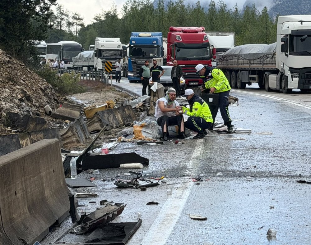Isparta-Antalya kara yolunda yolcu otobüsü devrildi: Yedek şoför hayatını kaybetti