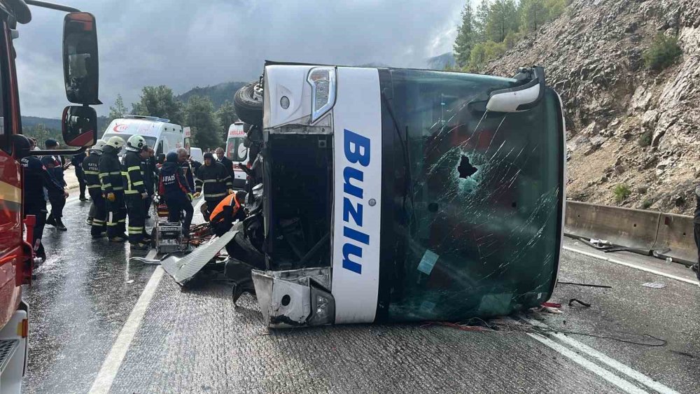 Isparta-Antalya kara yolunda yolcu otobüsü devrildi: Yedek şoför hayatını kaybetti