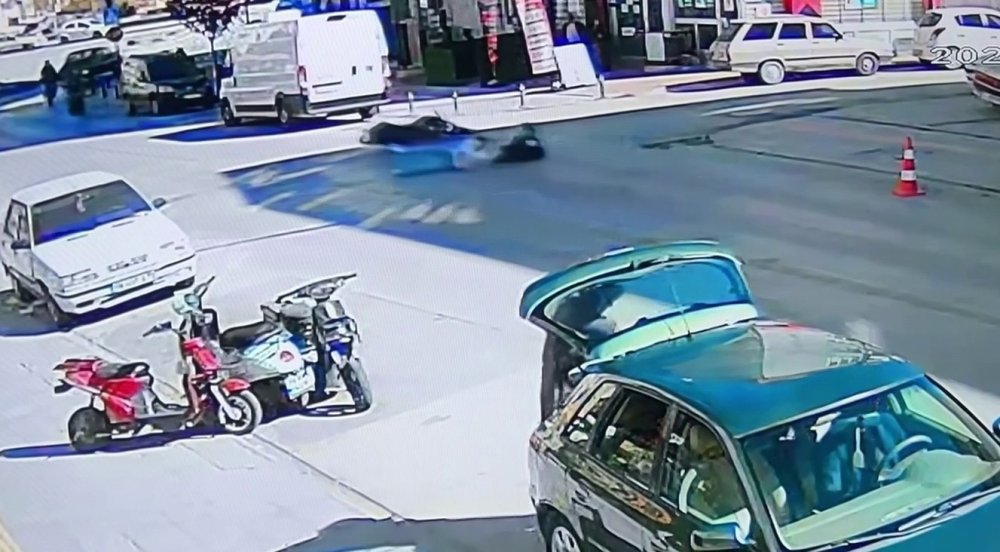 Kontrolden çıkan motosiklet minibüsün altına girdi: 1 yaralı