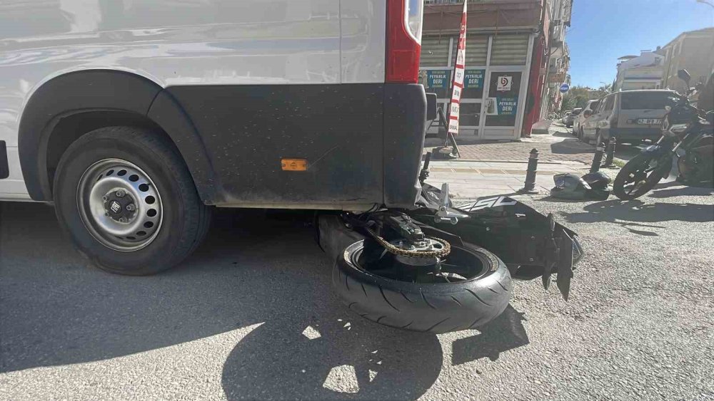 Kontrolden çıkan motosiklet minibüsün altına girdi: 1 yaralı
