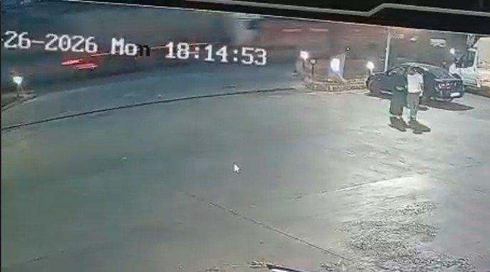 Pancar yüklü traktöre tır çarptı: Tonlarca pancar yola saçıldı