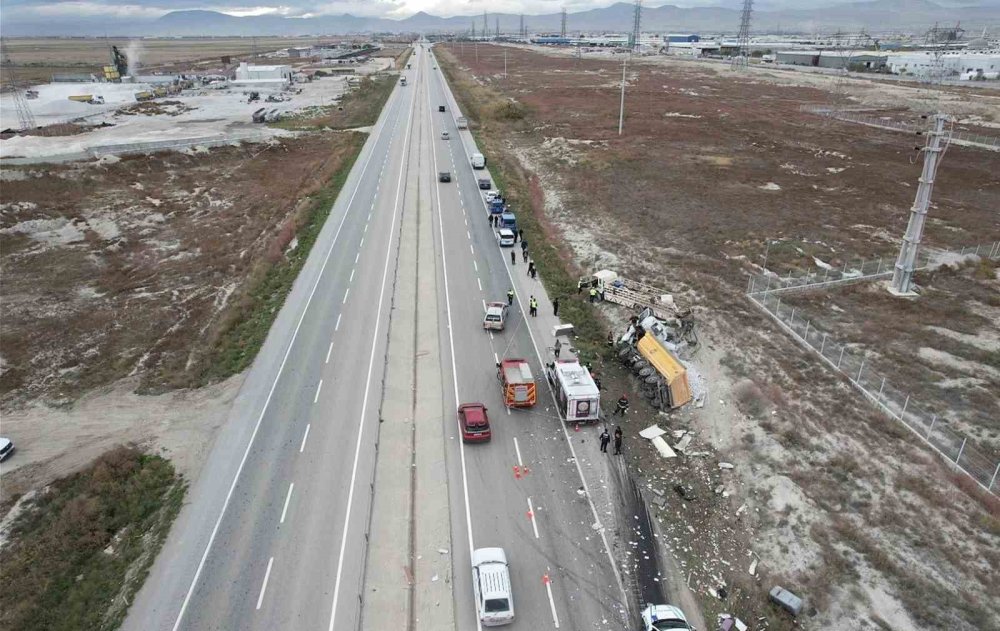 Büyükkayacık'ta feci kaza: Tır, demir yüklü kamyona çarptı