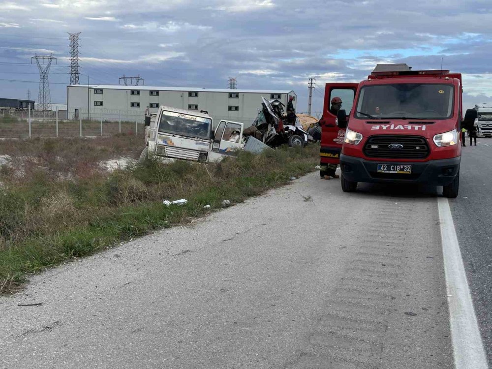 Büyükkayacık'ta feci kaza: Tır, demir yüklü kamyona çarptı