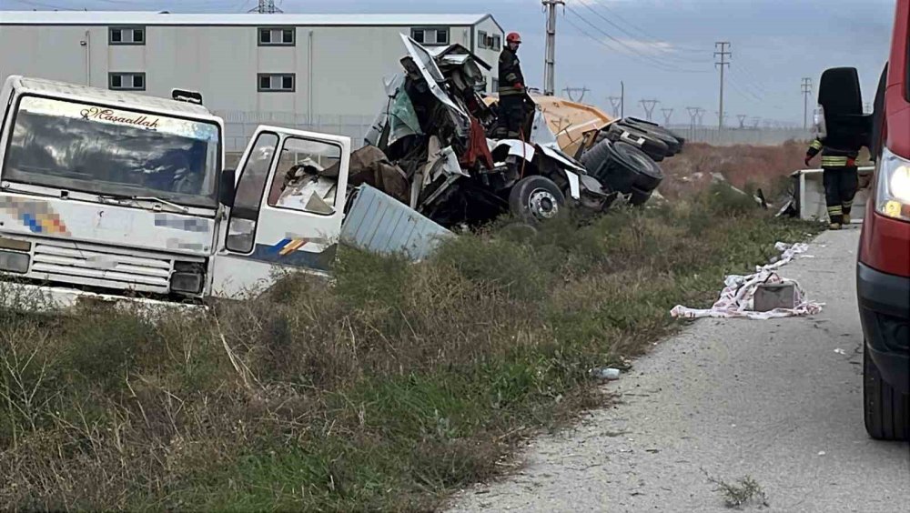 Büyükkayacık'ta feci kaza: Tır, demir yüklü kamyona çarptı