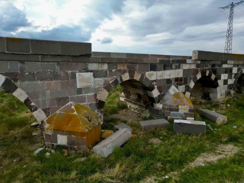 Kanuni'nin Sefer Yolu Üzerindeki Kırkgöz Köprüsü Kaderine Terk Edildi