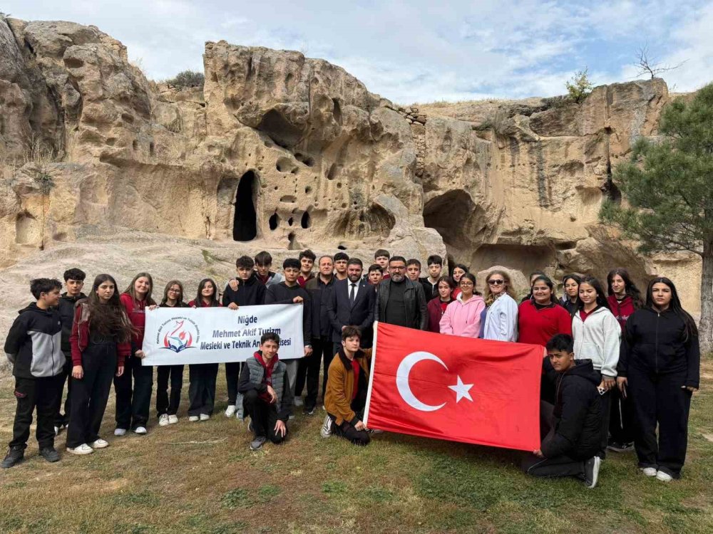 Öğrenciler Sıradan Çıktı: Ders Yeri Tarihi Manastır Oldu