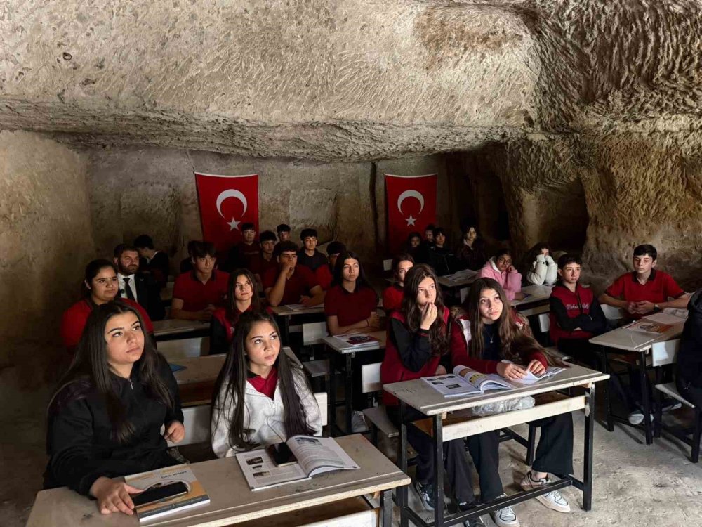 Öğrenciler Sıradan Çıktı: Ders Yeri Tarihi Manastır Oldu