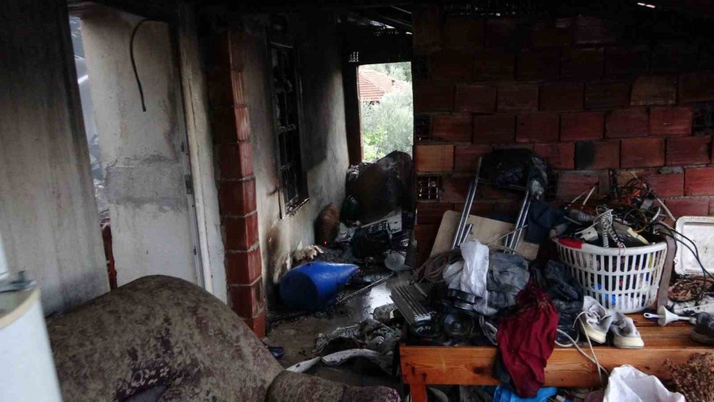 Benzin ile ocakta odun yakmak isterken evi yaktı