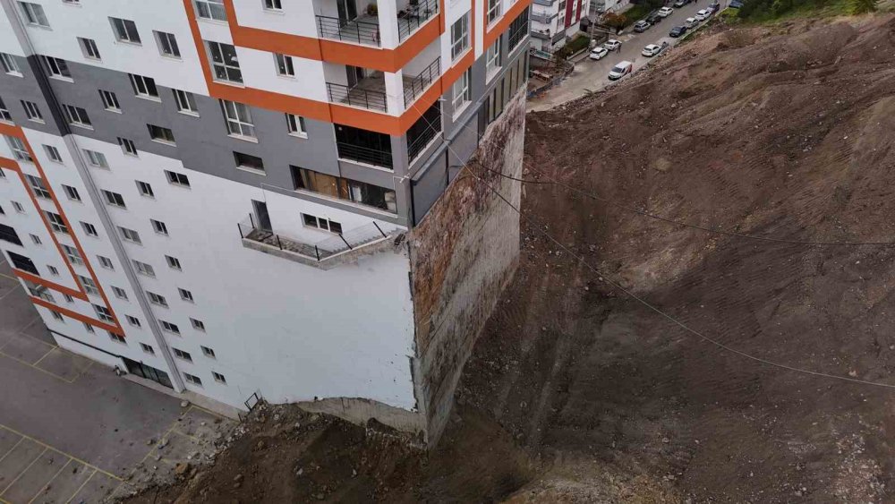 İstinat Duvarı Çöktü: Şehir Estetiğinden Uzak Bina Yapısı Açığa Çıktı