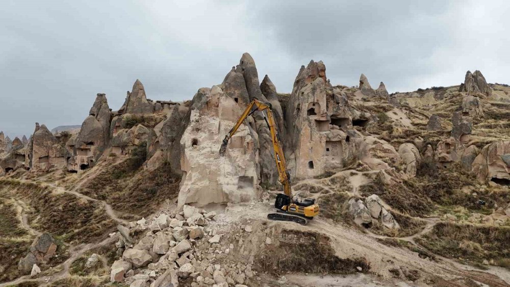 Çöken peribacasının çevresinde temizlik çalışmaları başladı