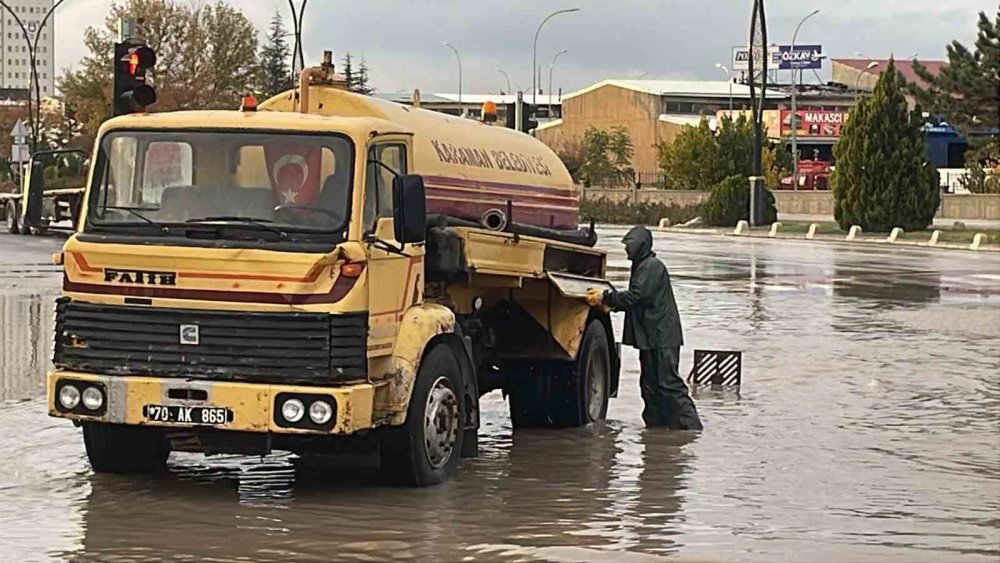 Şiddetli Sağanak Hayatı Felç Etti: Yollar Göle Döndü, Araçlar Mahsur Kaldı
