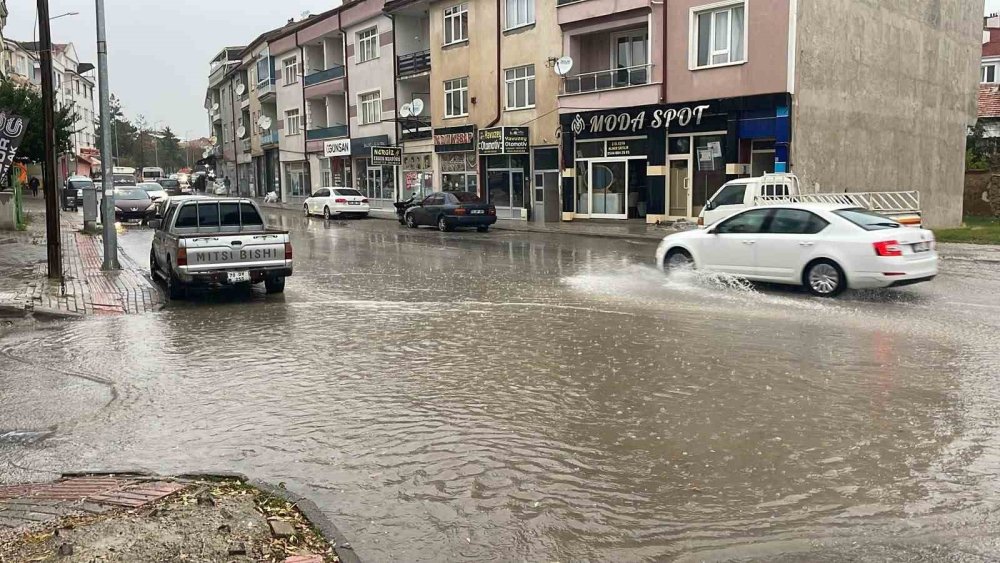 Şiddetli Sağanak Hayatı Felç Etti: Yollar Göle Döndü, Araçlar Mahsur Kaldı