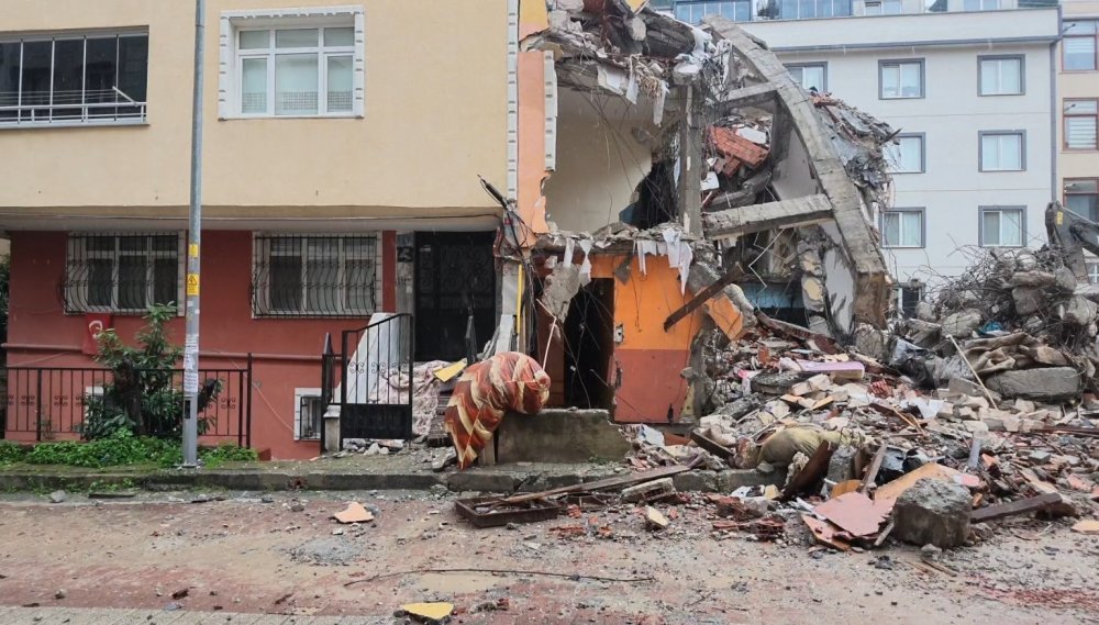 Yıkılan bina, yan evin salonuna girdi