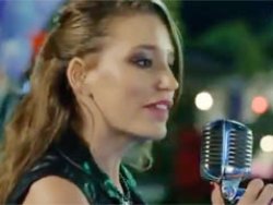 Serenay Sarıkaya Medcezirde şarkı söyledi 