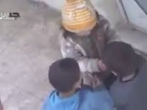 bir parça ekmeği paylaşan beş çocuk