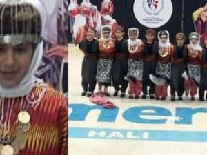 Şalvarı düşen folklorcu hem ağladı, hem oynadı