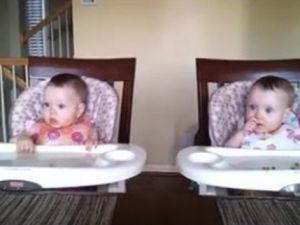 11 Aylık İkizler En Sevdikleri Şarkıyı Duyunca