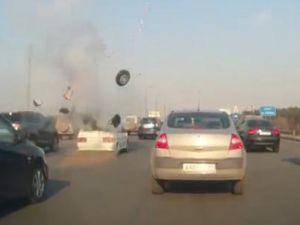 Otomobil trafikteyken havaya uçtu