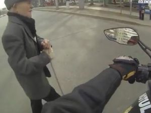 Yardım etmemek için motosiklet bile bahane değil!