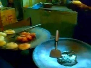 Burgere eliyle dalıyor