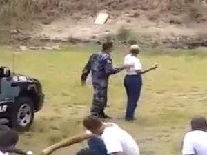 Acemi polis az kalsın arkadaşlarını öldürüyordu