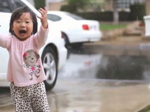 İlk kez yağmur gören çocuk