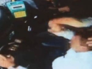 Otobüs şoförünü seyir halinde boğmaya çalıştılar