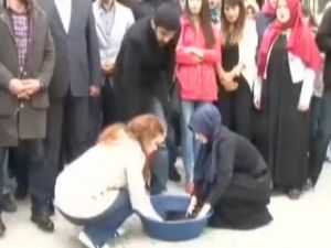 Metin Feyzioğlu'nu cübbe yıkayarak protesto ettiler