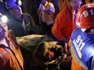 Enkazdan Çıkan Madenciden -Çizmeyi çıkarayım, sedye kirlenmesin