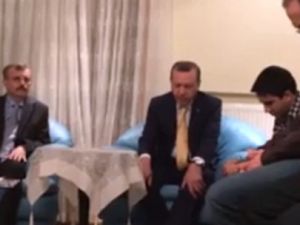 Başbakan Erdoğan şehidin evinde Kuran okudu ve dua etti.