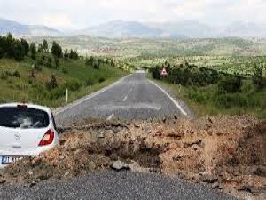 Dört Gündür Kapalı Olan Yola Bir de Hendek Açtılar