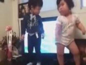 Koreli Bebek Müthiş Dans Ediyor :)