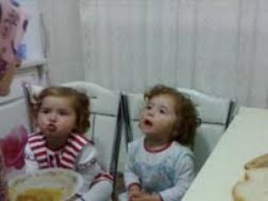 İkizlerden anneye ''Neden dövdün'' sitemi