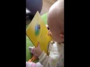 böyle kitap okuyan bebek görmediniz :)