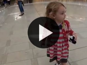 Hayatında İlk Defa Ezan Sesi Duyan Amerikalı Minik Kız Çocuğu