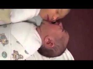 Acıkan Bebeğin Yanın daki Bebeğin Yanağının Emmesi Tatlılık (: