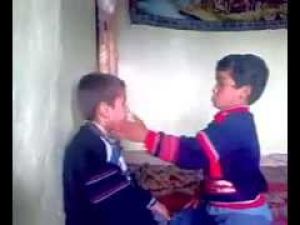 Çocukların birbirini tokatlama oyunu tepki çekti