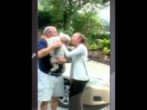 2 yıl sonra sahibini gören köpeğin tepkisi (Sevinç mi? İsyan mı? )