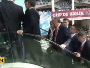 CHP kurultayında yürüyen merdiven komedisi