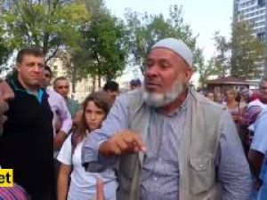 İmam Hatip protestocularını önüne katan amca