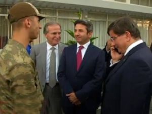Davutoğlu ile asker ailesinin güldüren diyaloğu İZLE