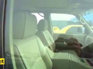 Aracın direksiyonunu arka koltuğa yerleştirdi